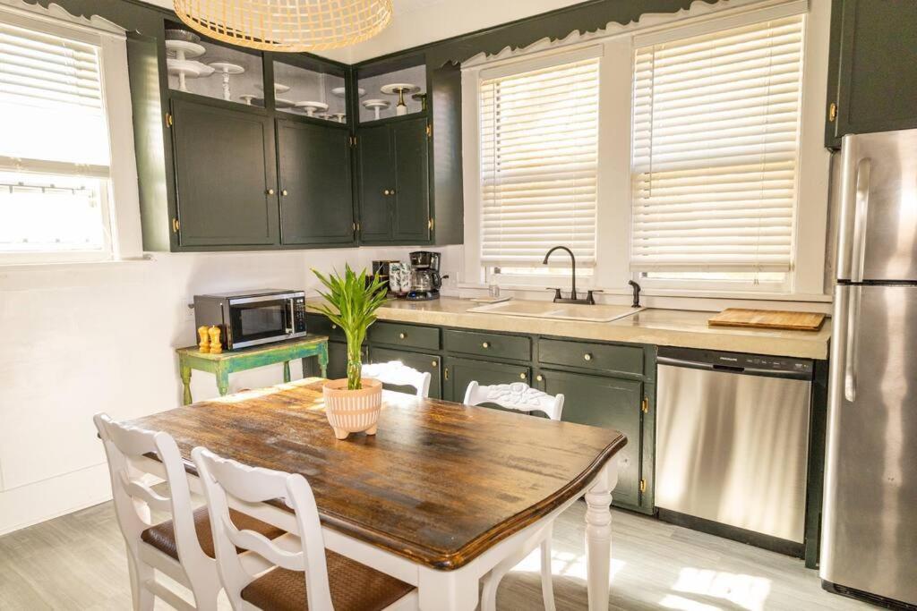 J Birds' Bungalow In The Heart Of Midtown เมมฟิส ภายนอก รูปภาพ